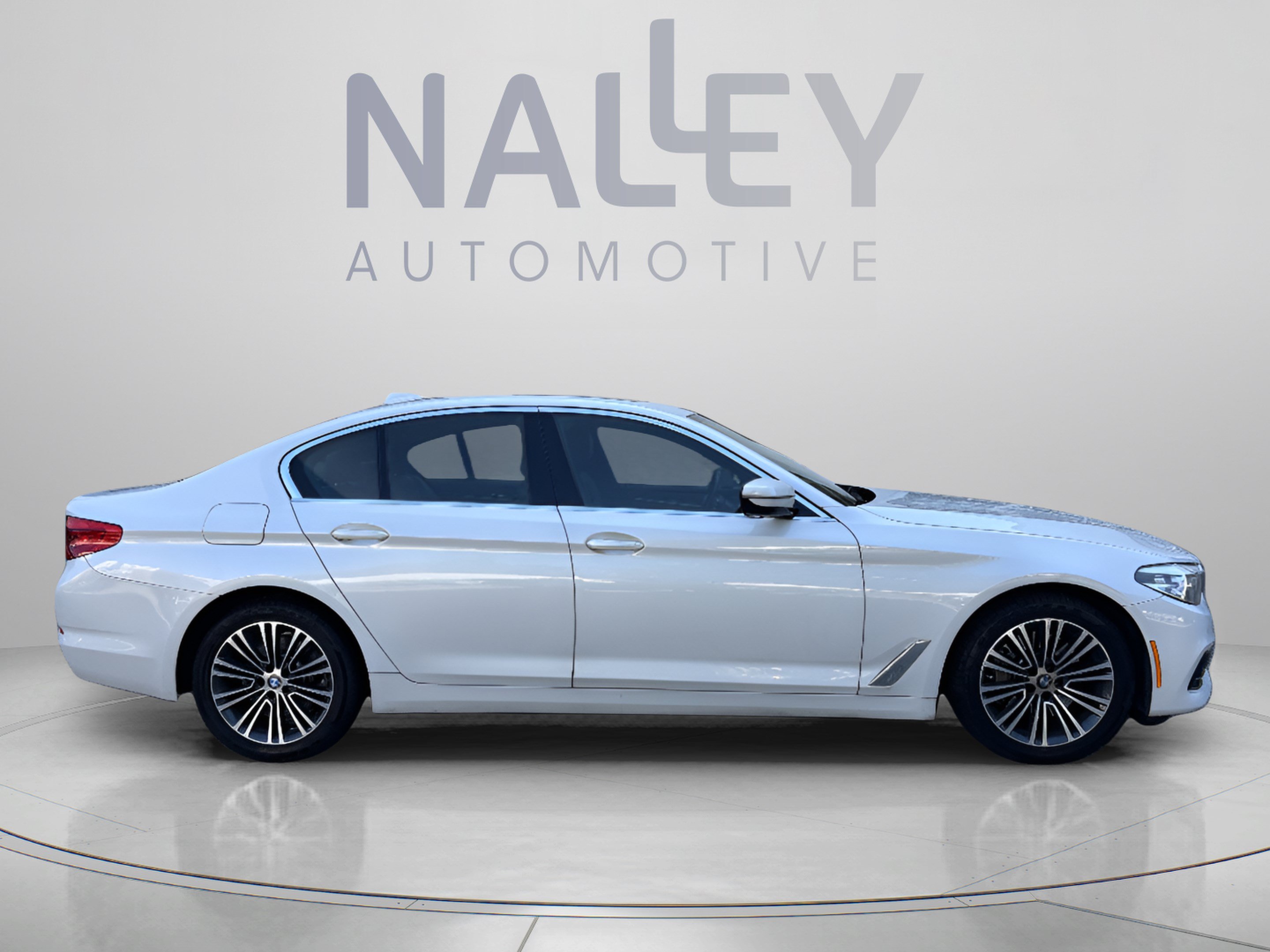 Used 2019 BMW 530i xDrive w/ Convenience Package AWD/4WD image 4