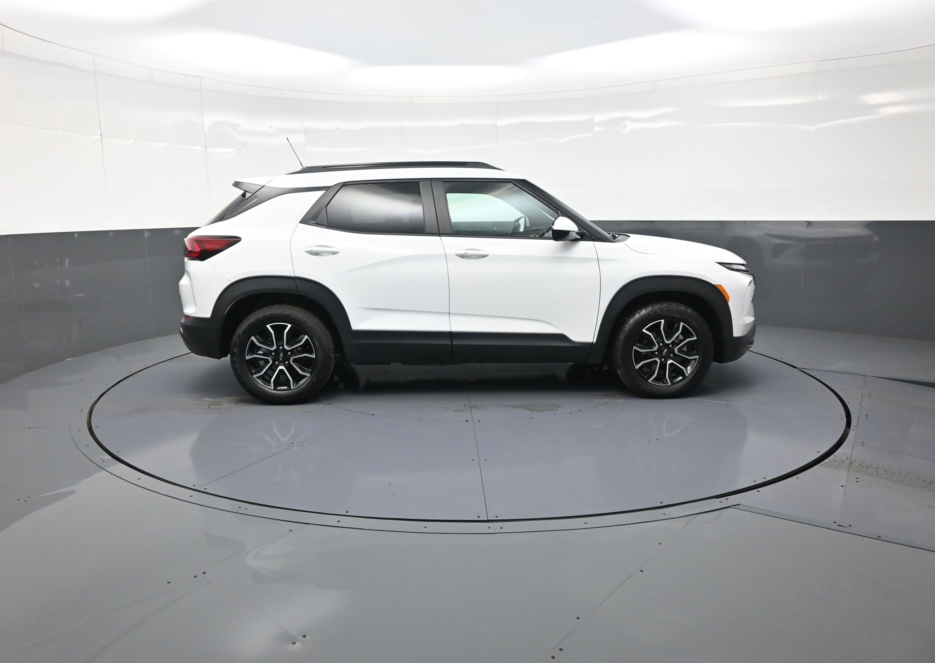 Used 2024 Chevrolet TrailBlazer ACTIV image 2