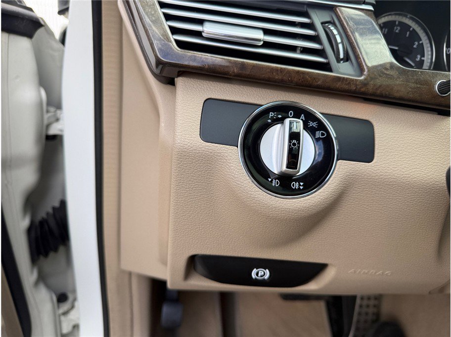 Used 2010 Mercedes-Benz E 350 4MATIC Sedan image 27