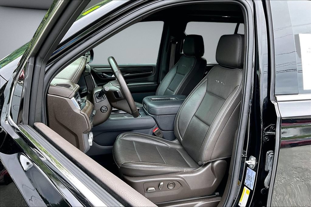 Used 2022 GMC Yukon Denali w/ Denali Premium Package AWD/4WD image 21
