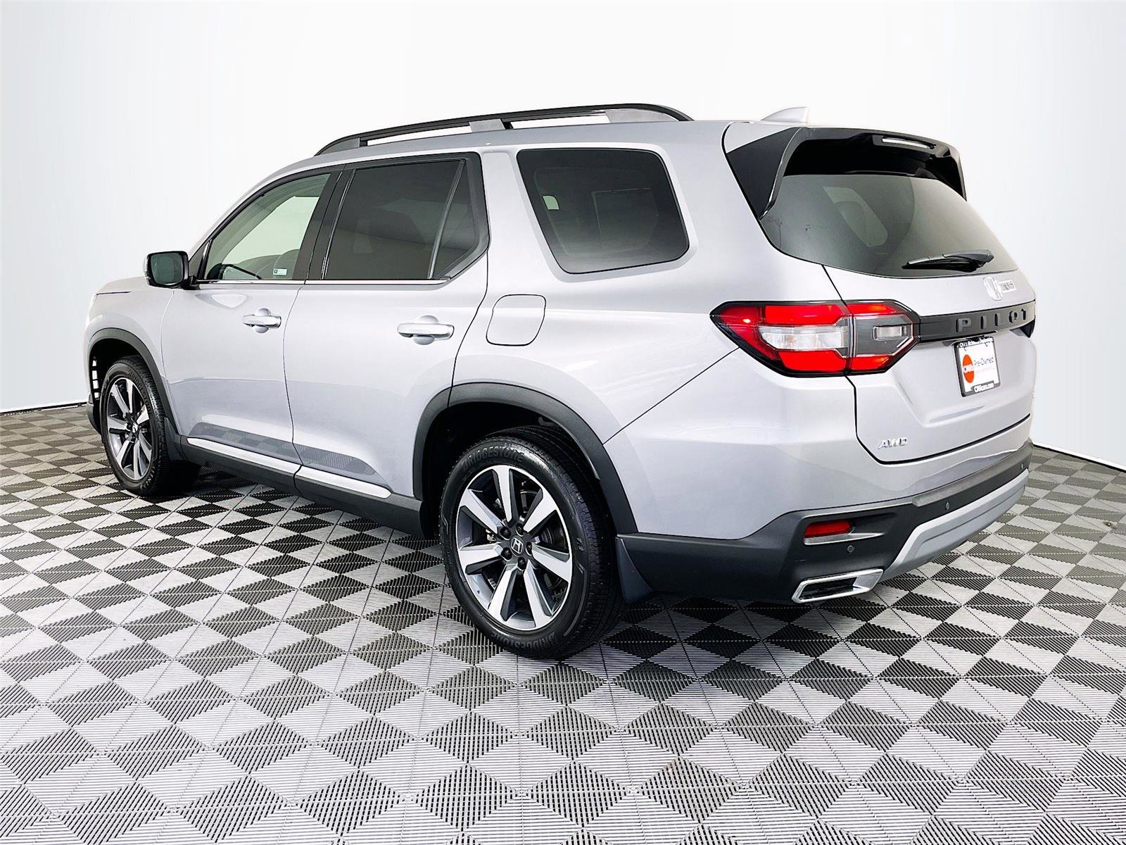 Used 2025 Honda Pilot Touring image 7