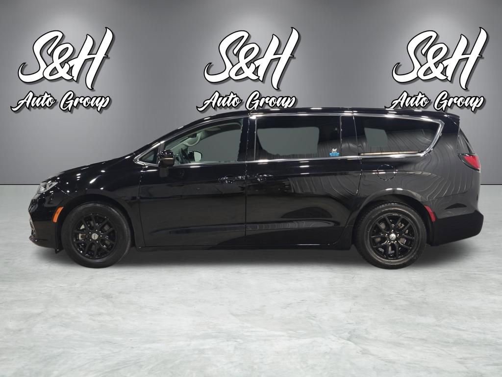 Used 2024 Chrysler Pacifica Touring-L image 14