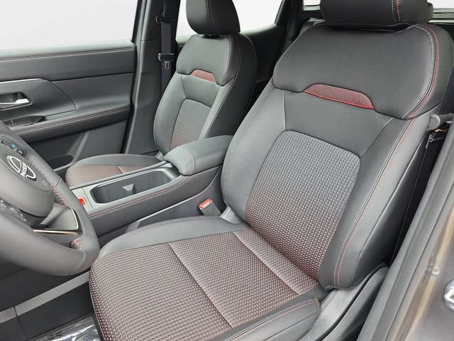 New 2026 Nissan Kicks SR w/ Cold Weather Package AWD/4WD image 12