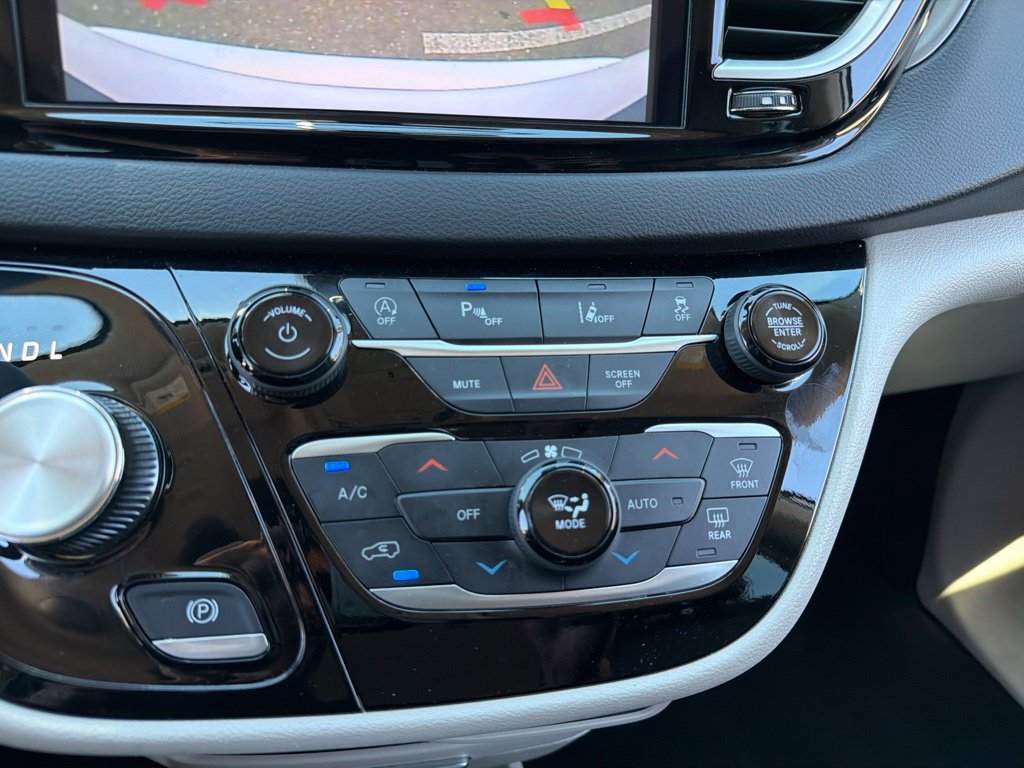 Used 2024 Chrysler Pacifica Touring-L FWD image 16