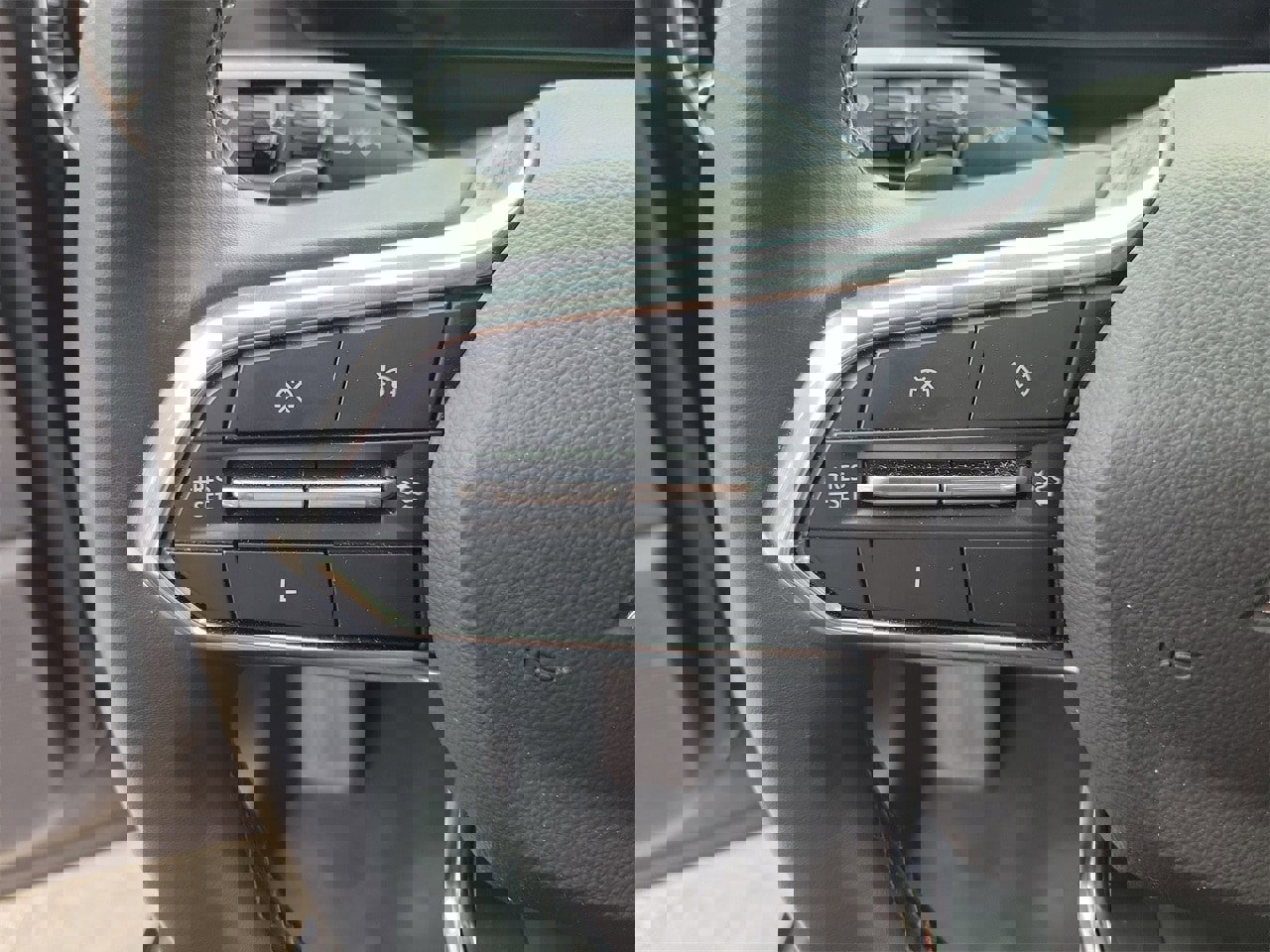 Used 2025 Chevrolet Equinox LT image 18