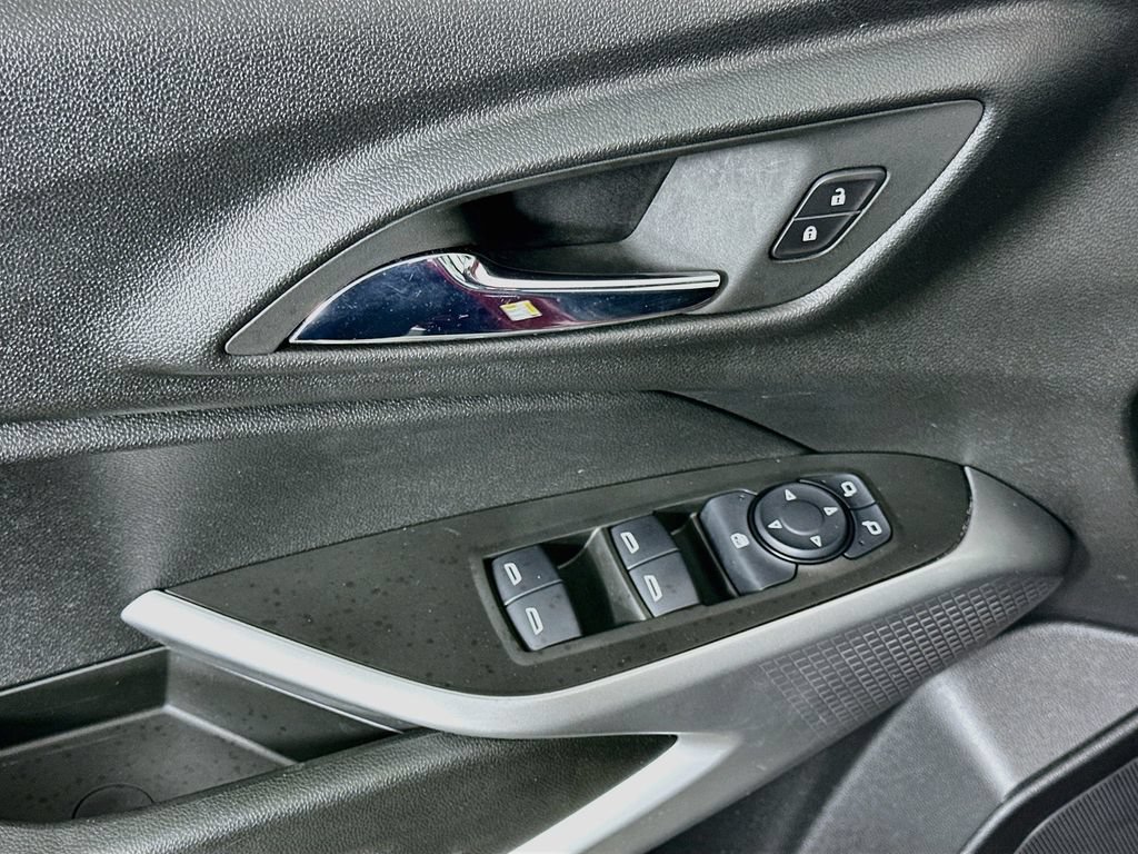 Used 2024 Chevrolet Trax LS w/ LS Convenience Package FWD image 17