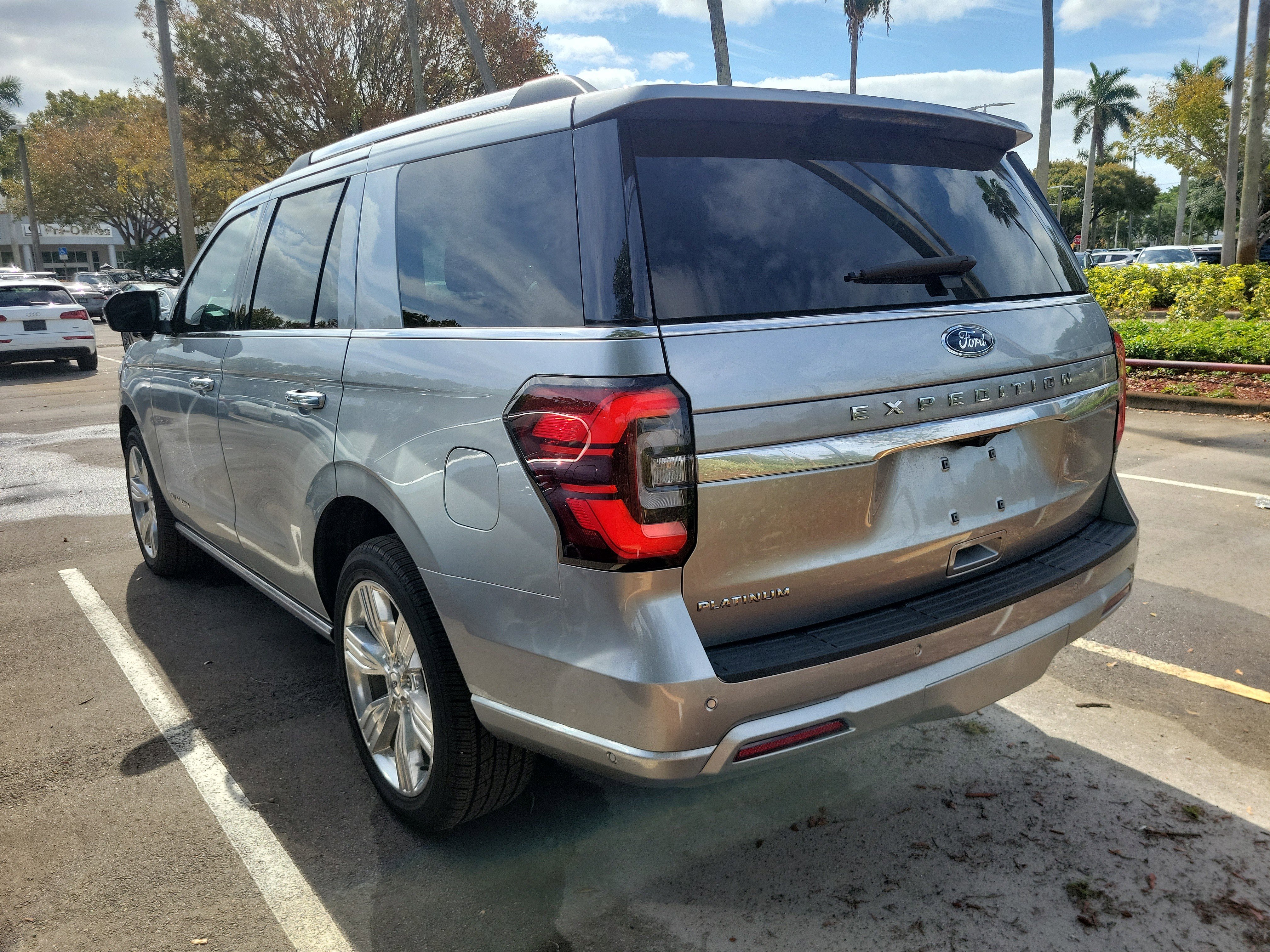 Used 2024 Ford Expedition Platinum image 3