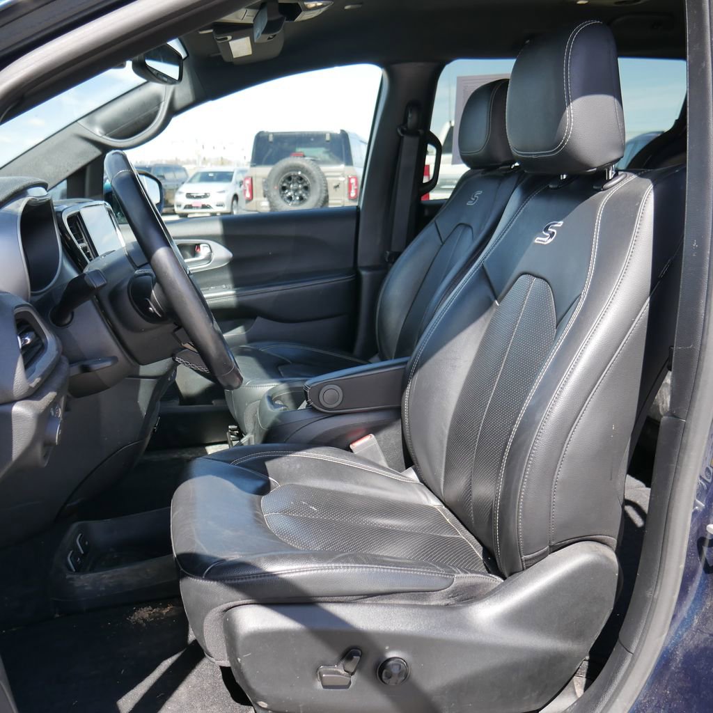 Used 2021 Chrysler Pacifica Touring-L w/ S Appearance Package FWD image 4
