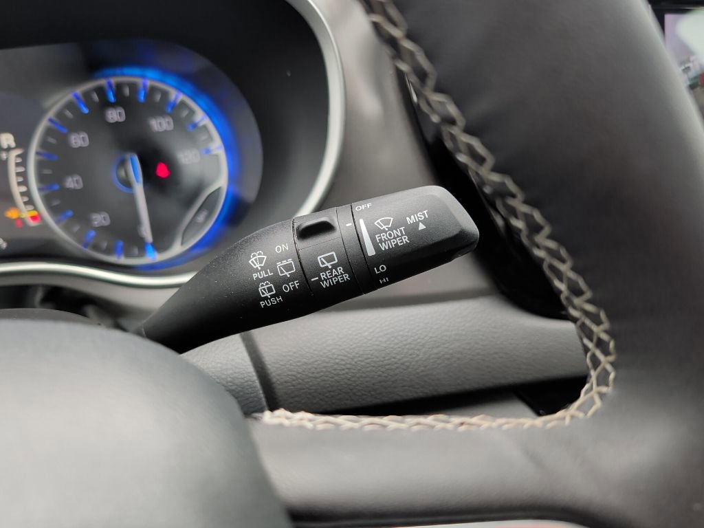 Used 2025 Chrysler Pacifica Select image 24