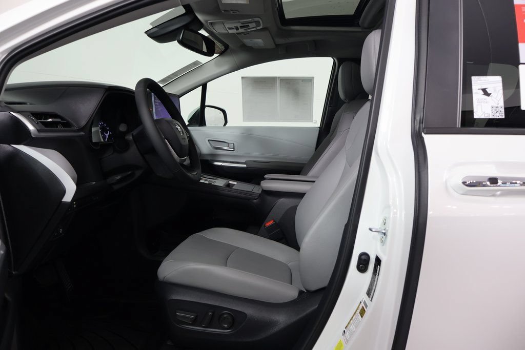 Used 2026 Toyota Sienna XLE FWD image 10