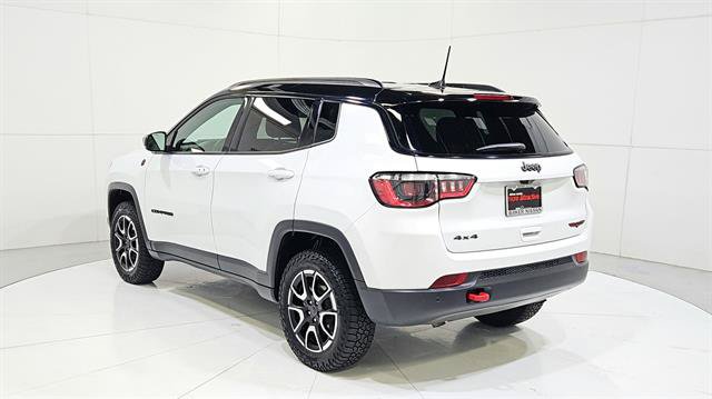 Used 2025 Jeep Compass Trailhawk AWD/4WD image 6