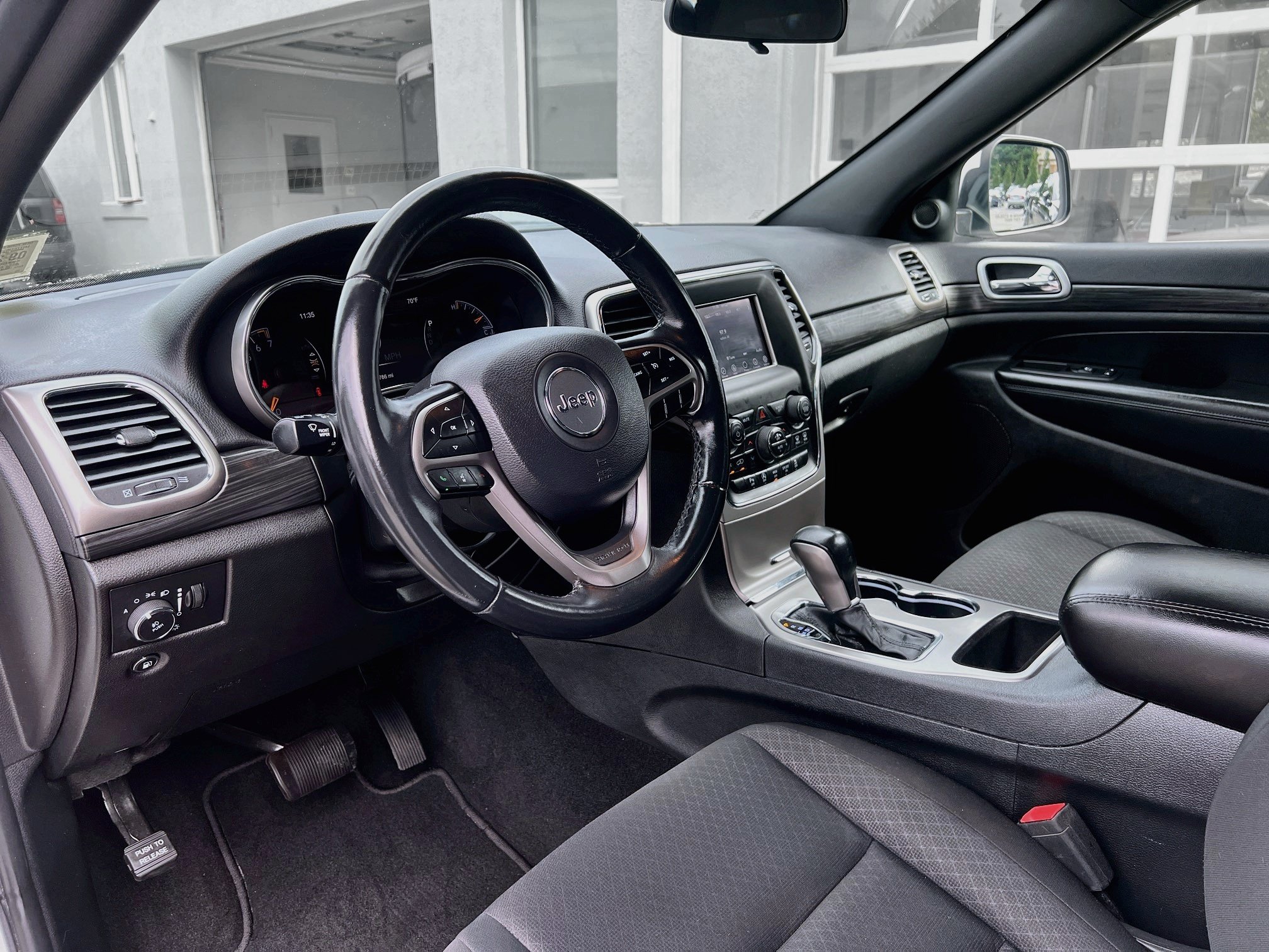 Used 2019 Jeep Grand Cherokee Laredo AWD/4WD image 9