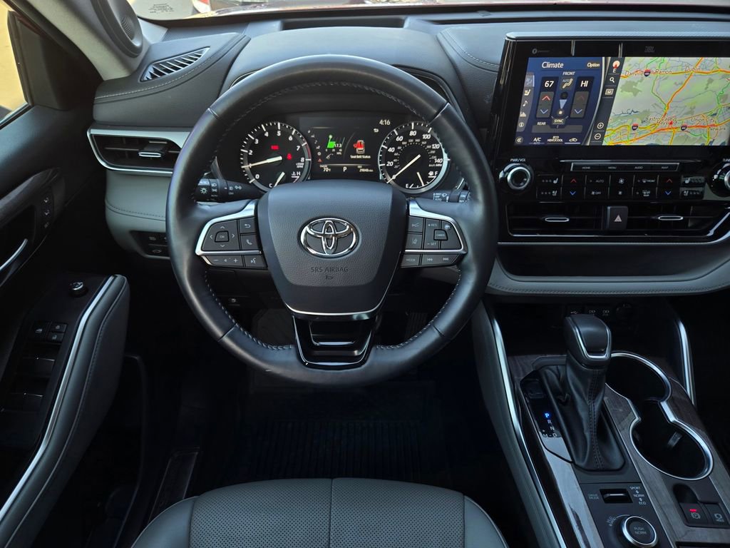 Used 2021 Toyota Highlander Platinum image 14