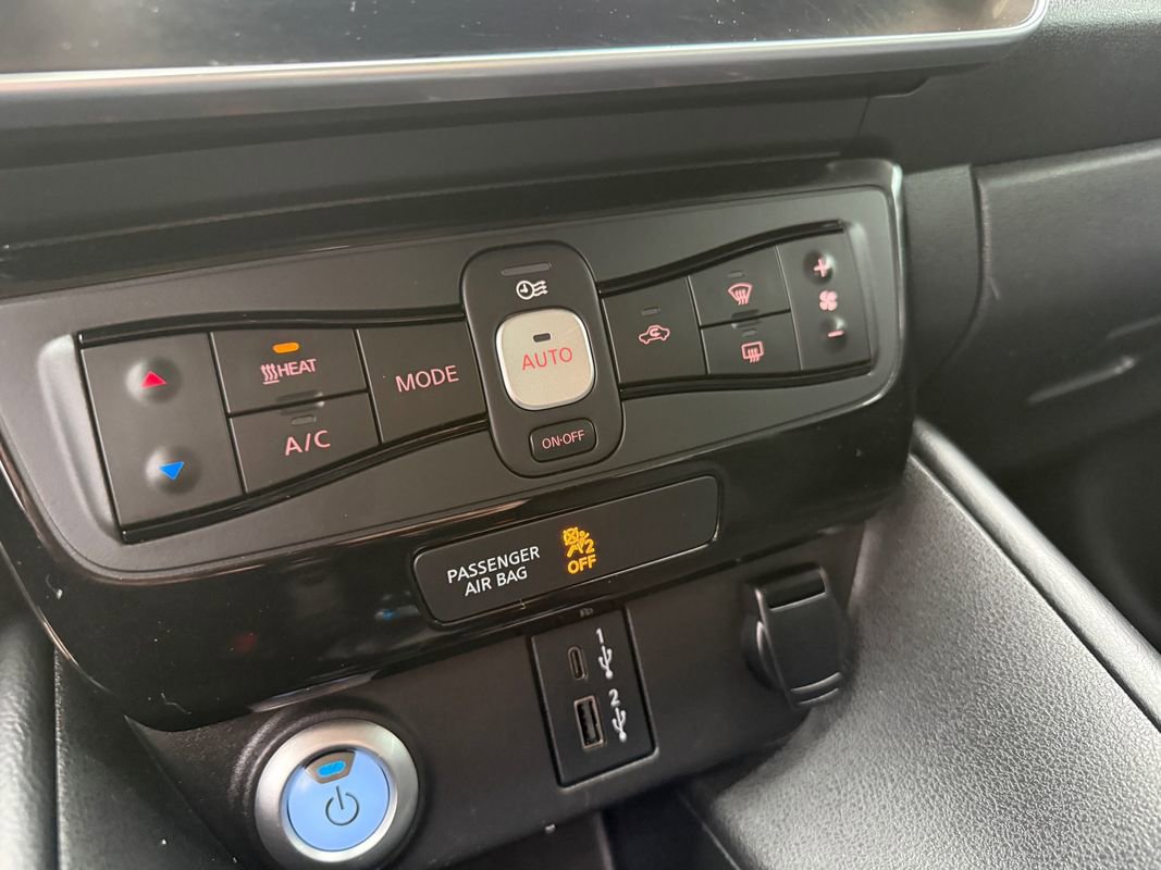 Used 2020 Nissan Leaf SV w/ SV Technology Package FWD image 38