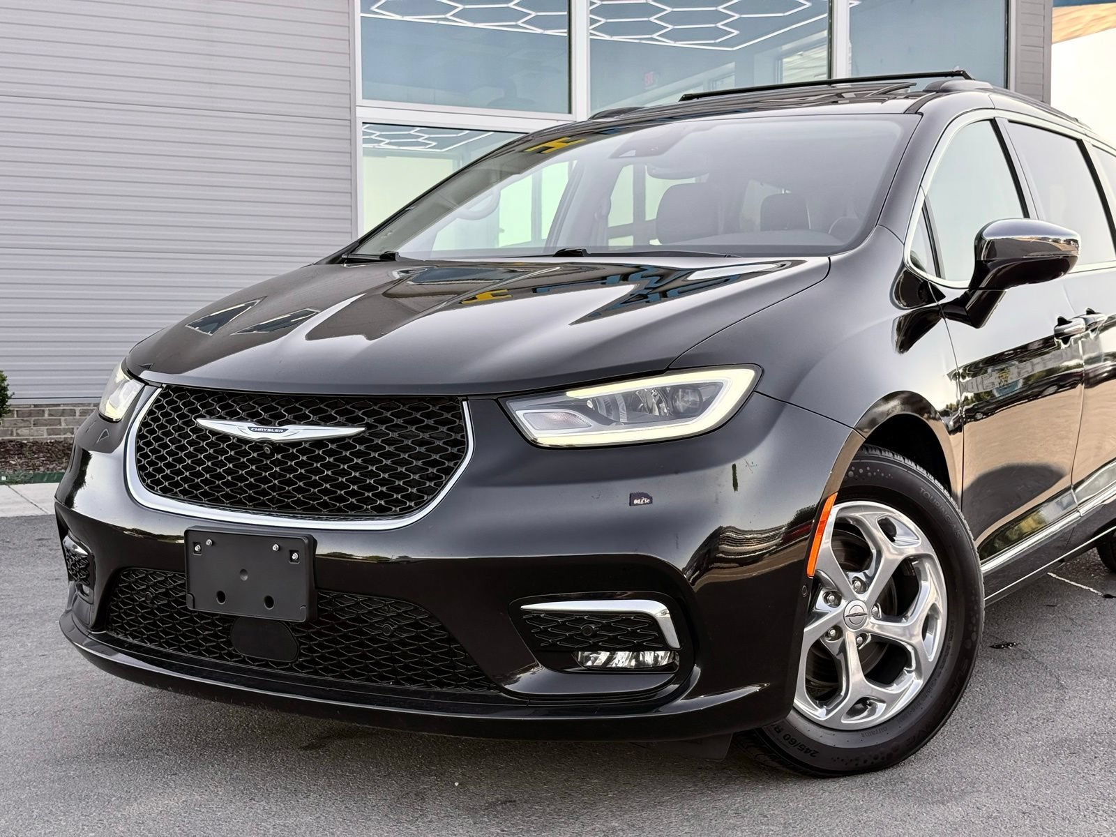 Used 2022 Chrysler Pacifica Limited FWD image 4