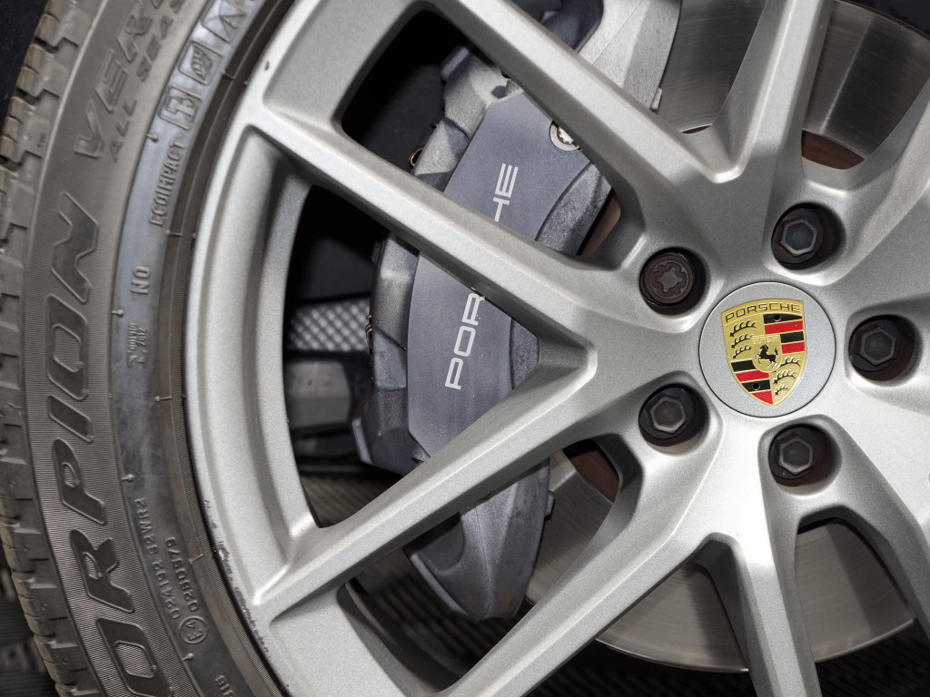 Certified 2023 Porsche Macan Turbo AWD/4WD image 17