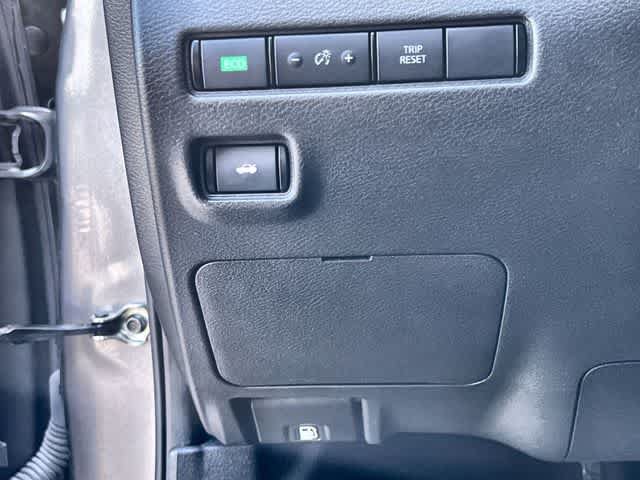 Used 2023 Nissan Sentra SR w/ SR Premium Package FWD image 29