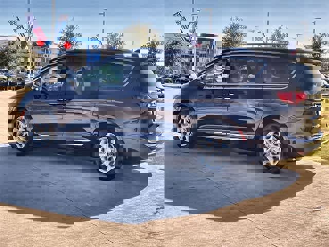 Used 2020 Chrysler Pacifica Touring-L w/ Tire & Wheel Group image 4