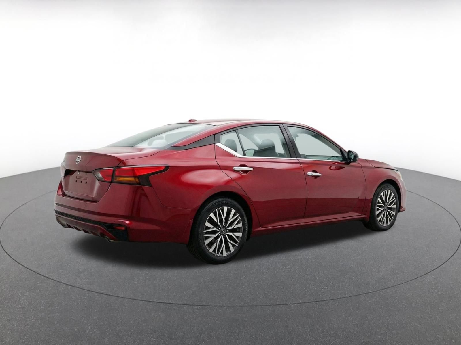Used 2025 Nissan Altima 2.5 SV FWD image 9