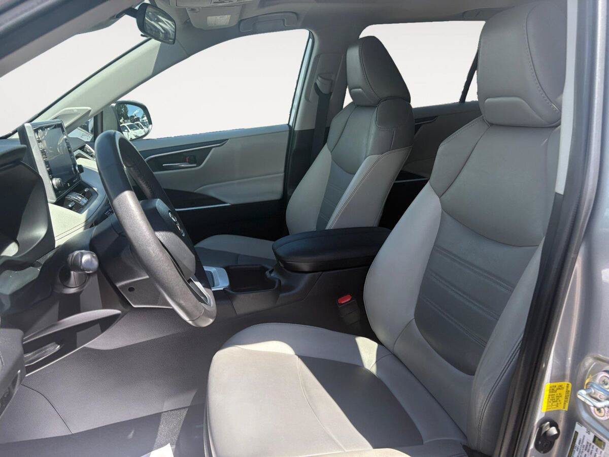 Used 2022 Toyota RAV4 XLE Premium AWD/4WD image 9