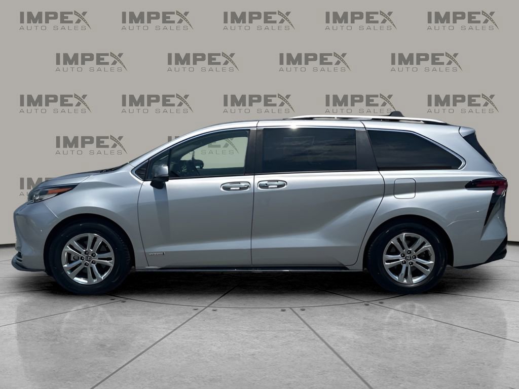 Used 2021 Toyota Sienna Platinum image 2