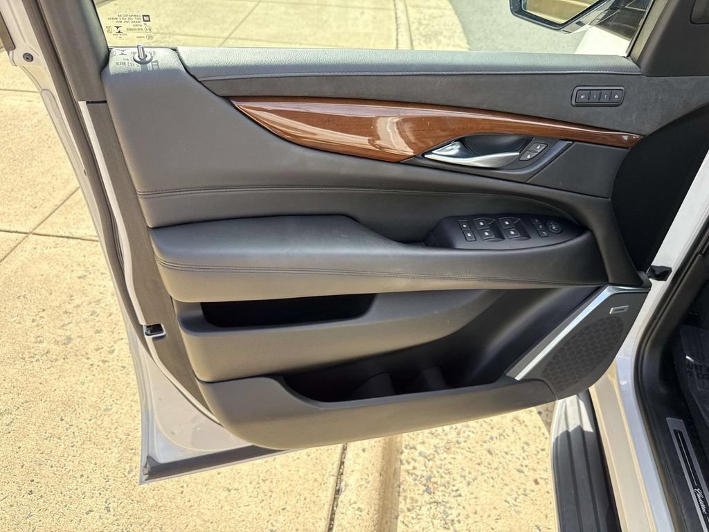 Used 2019 Cadillac Escalade Premium Luxury AWD/4WD image 29