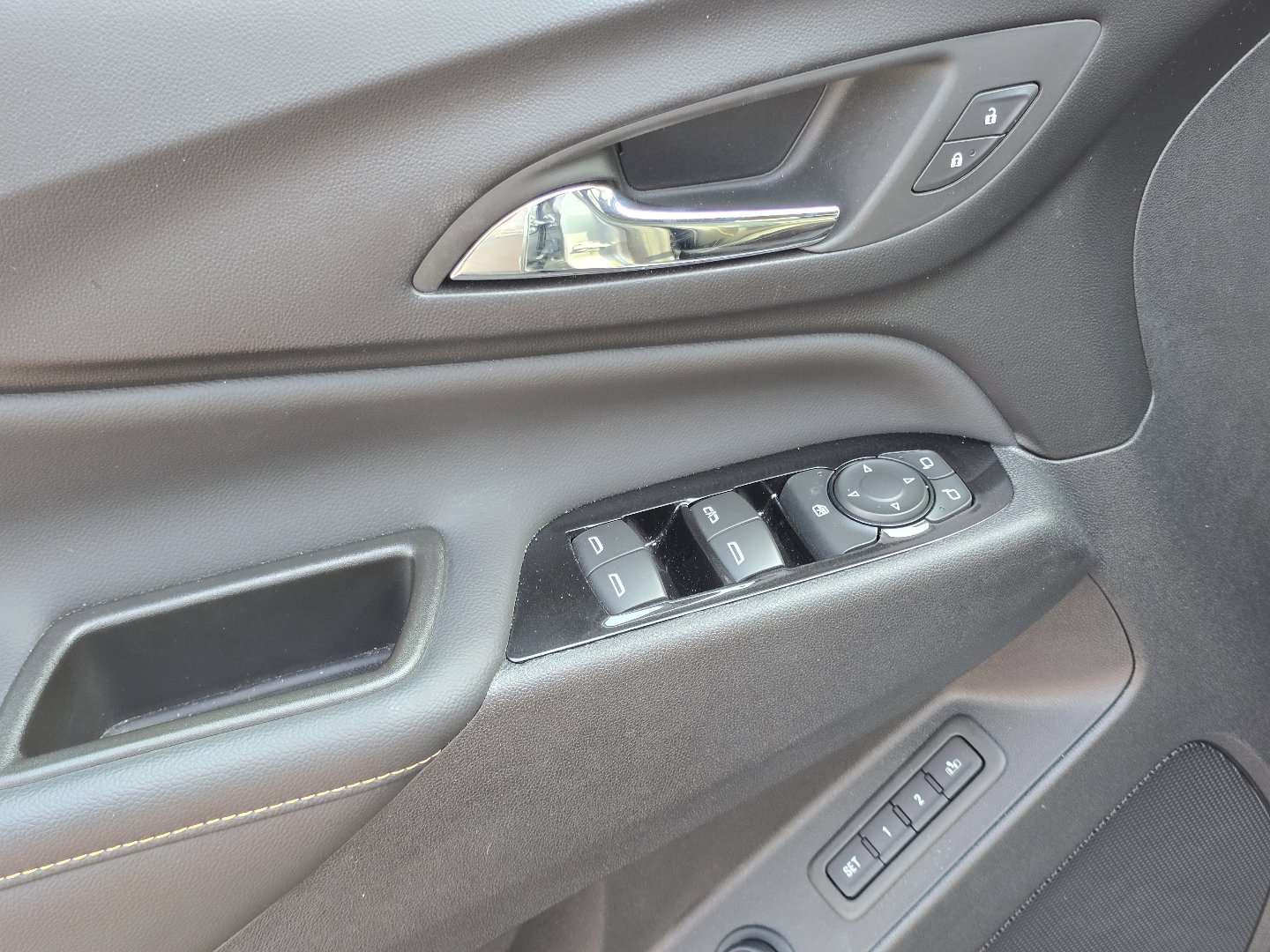 Used 2024 Chevrolet Equinox Premier image 30