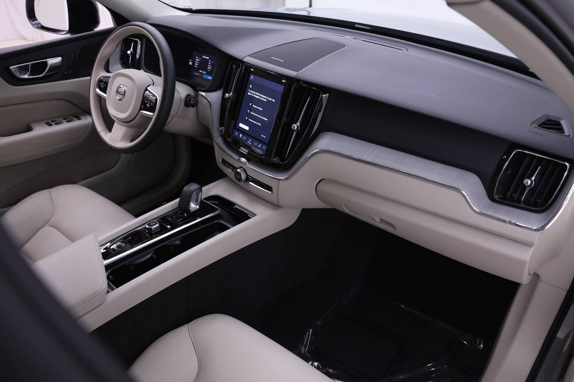 Certified 2024 Volvo XC60 B5 Plus w/ Protection Package Premier AWD/4WD image 25