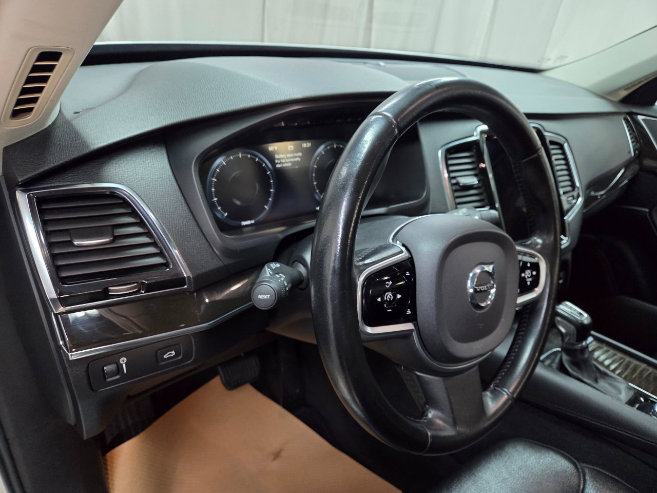 Used 2018 Volvo XC90 T6 Momentum w/ Convenience Package image 18