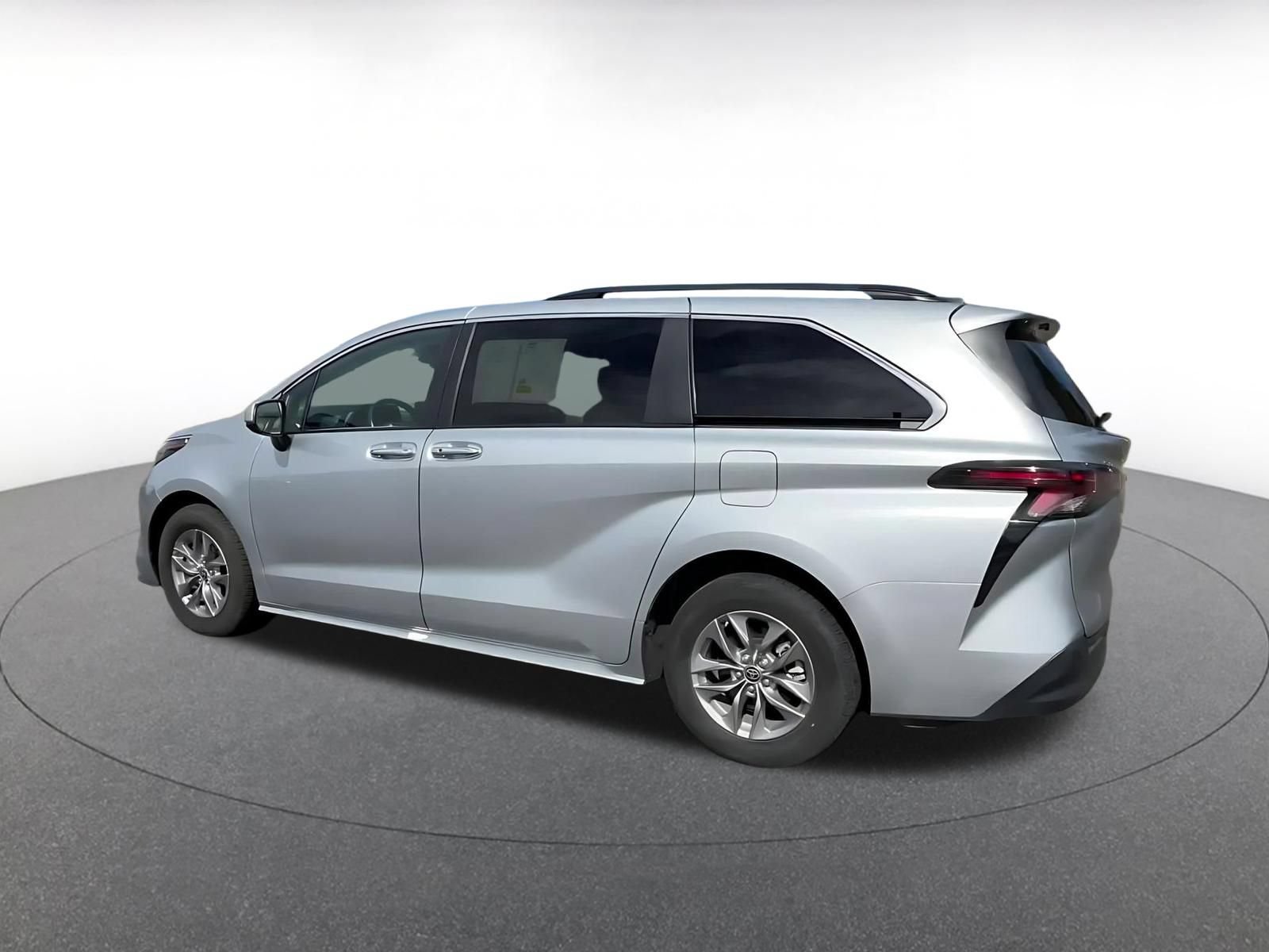 Used 2023 Toyota Sienna XLE FWD image 10