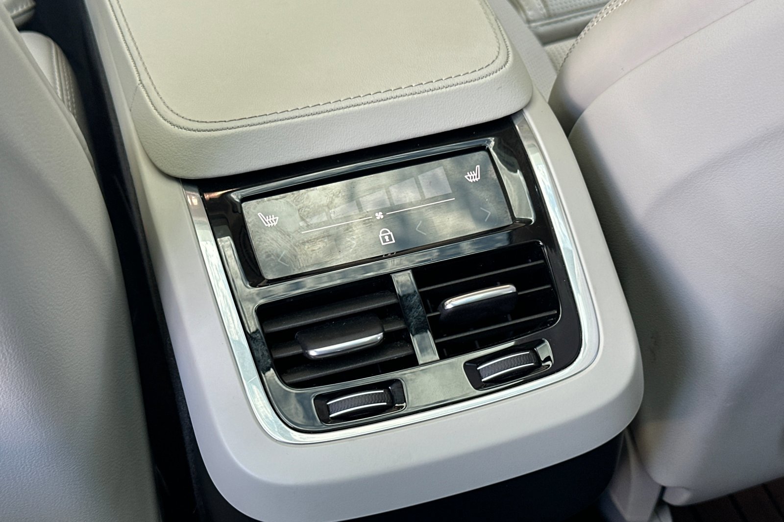 Certified 2024 Volvo XC90 B6 Ultimate w/ Protection Package Premier AWD/4WD image 15