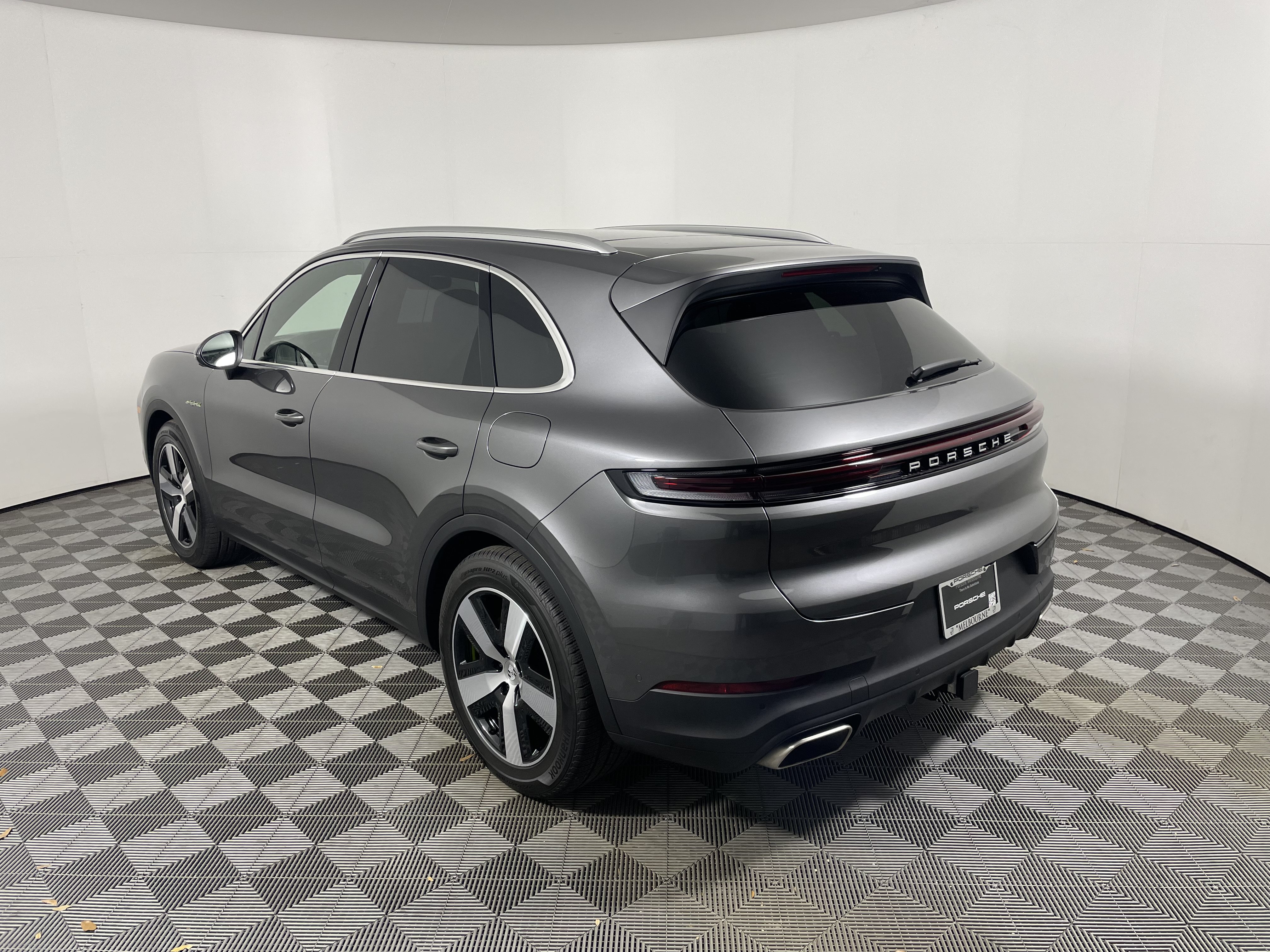 Used 2026 Porsche Cayenne E-Hybrid AWD/4WD image 3