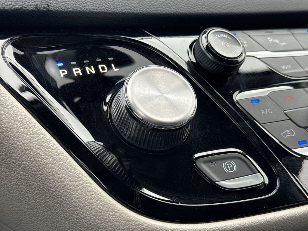 Used 2023 Chrysler Pacifica Touring-L image 21