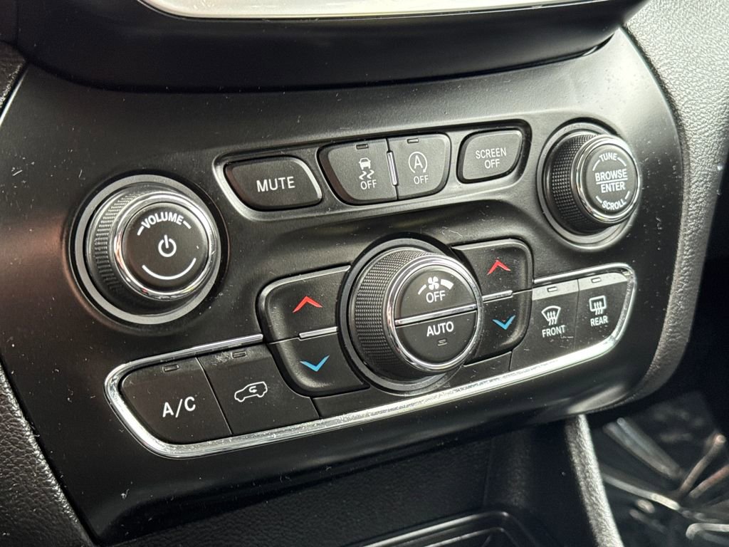 Used 2019 Jeep Cherokee Latitude Plus AWD/4WD image 22