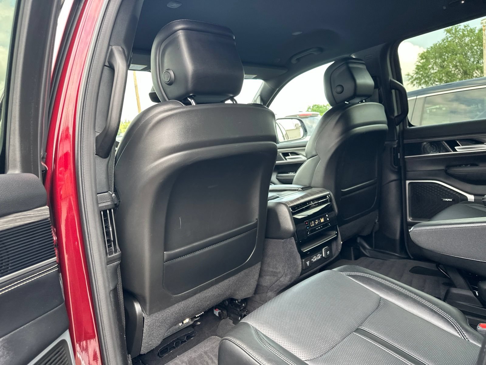Used 2024 Jeep Wagoneer Series II AWD/4WD image 19