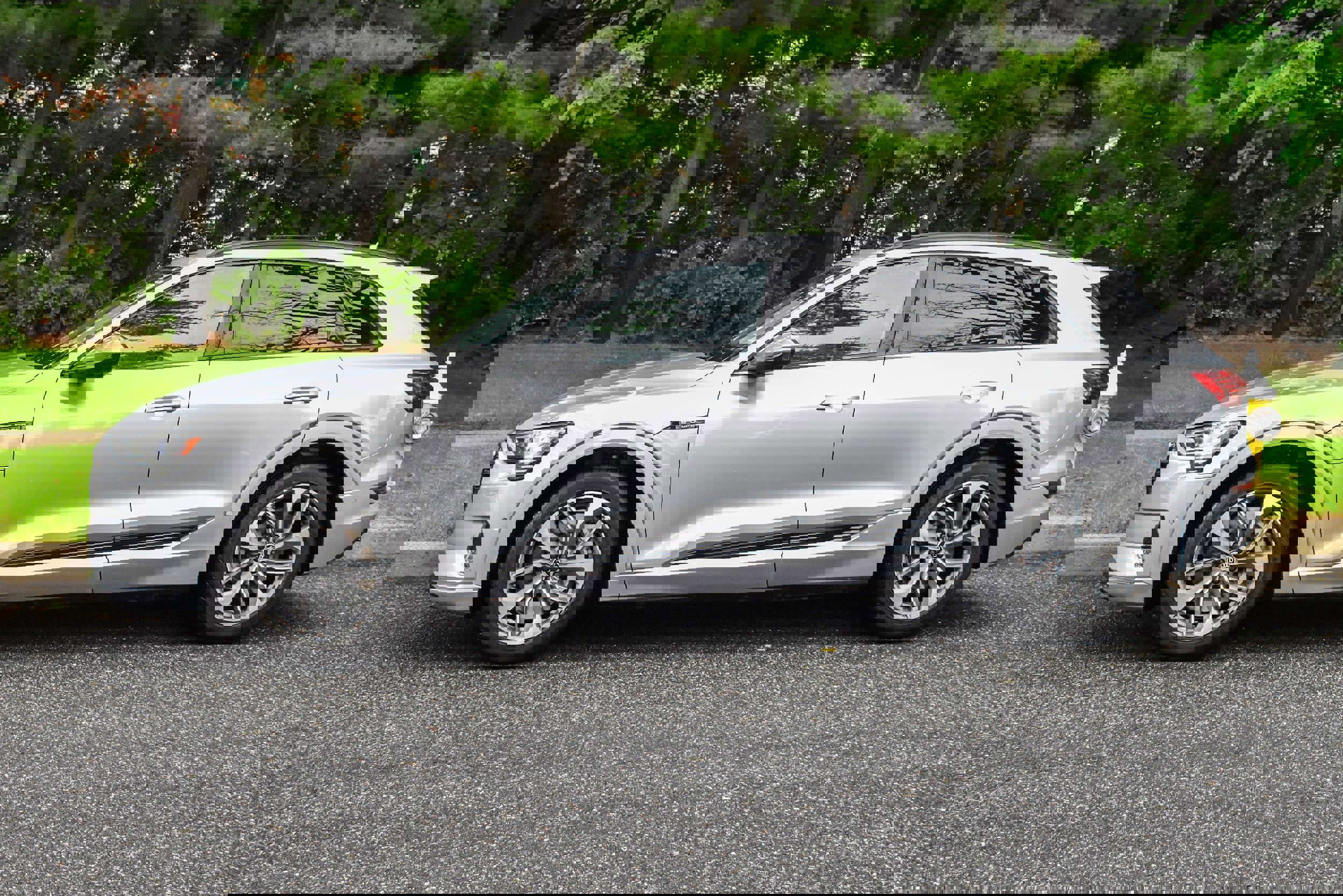 Used 2021 Audi e-tron Premium Plus w/ Premium Plus Package image 3