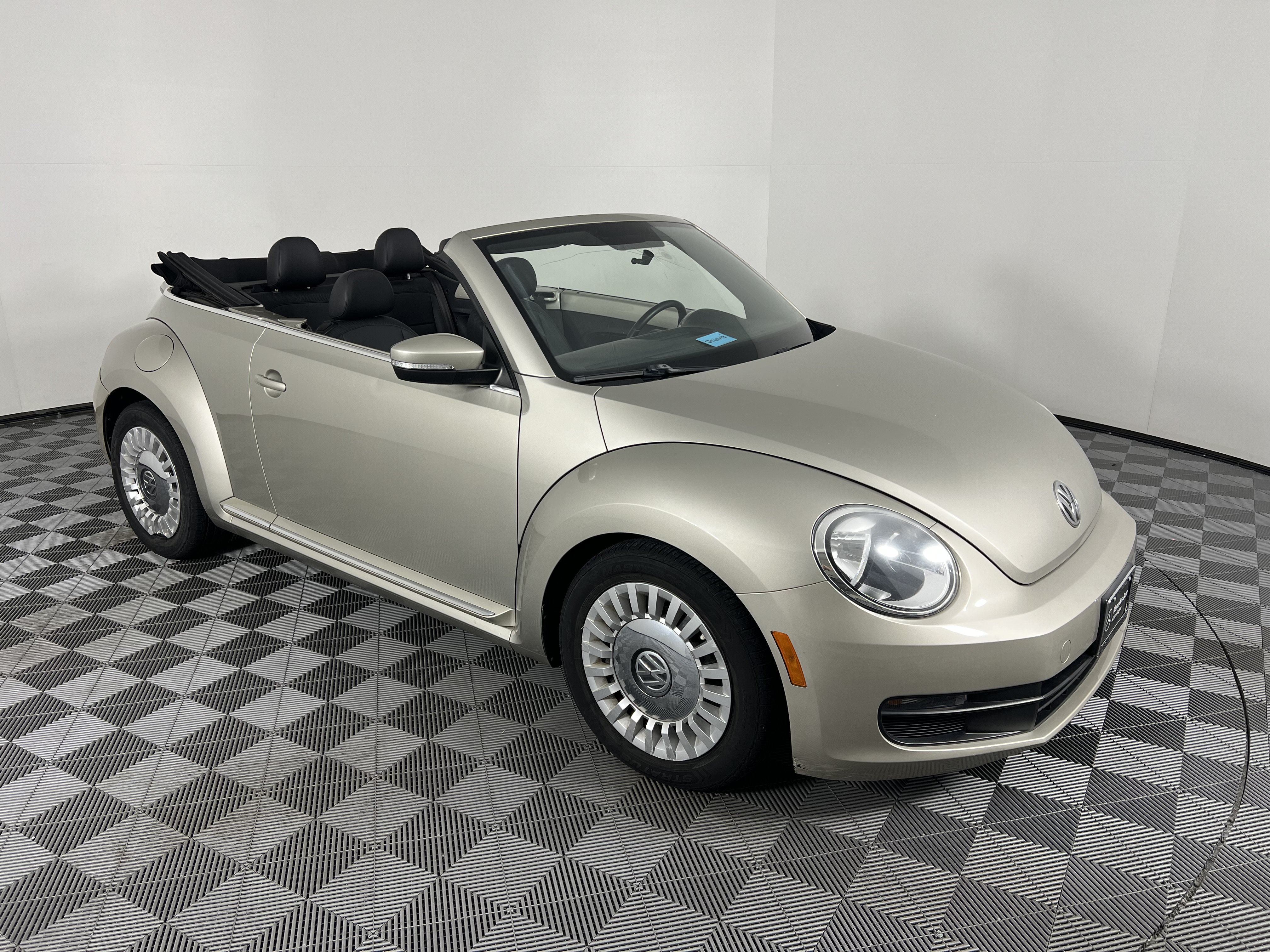 Used 2015 Volkswagen Beetle 1.8T FWD image 2
