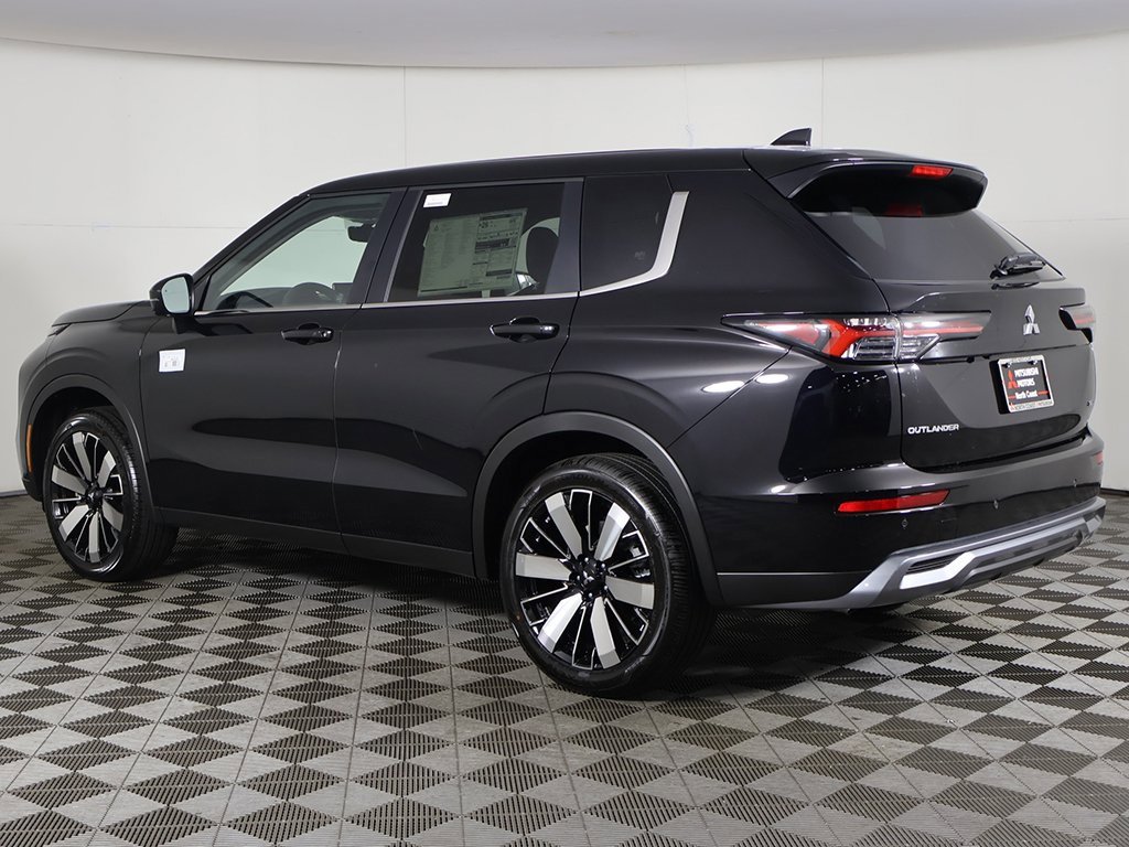 New 2025 Mitsubishi Outlander SE image 11