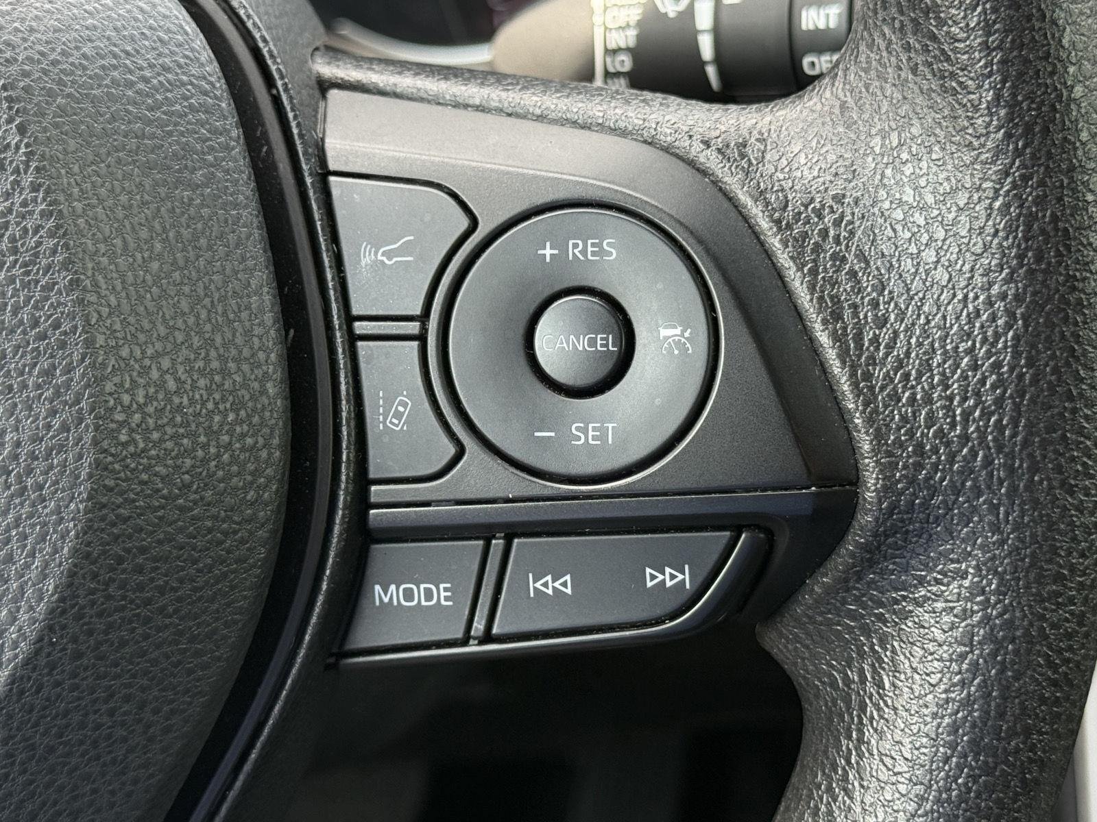 Used 2025 Toyota RAV4 XLE AWD/4WD image 30