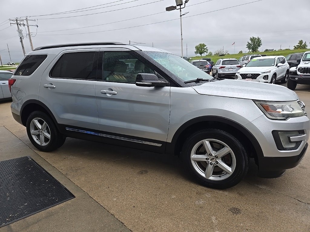 Used 2017 Ford Explorer XLT image 16