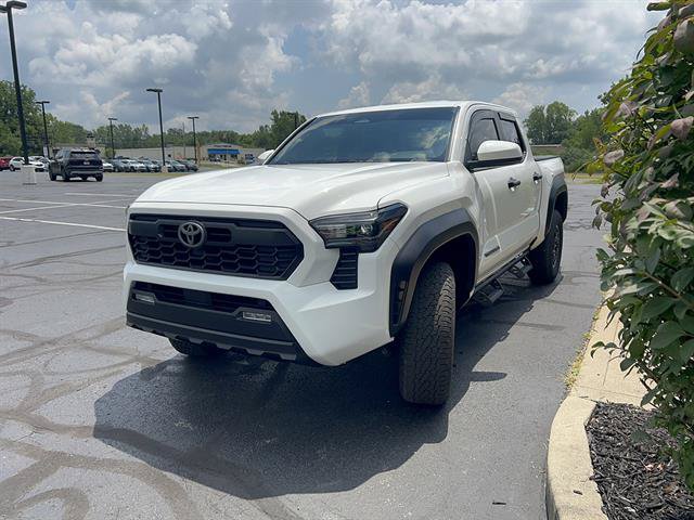 Used 2025 Toyota Tacoma TRD Off-Road AWD/4WD image 3