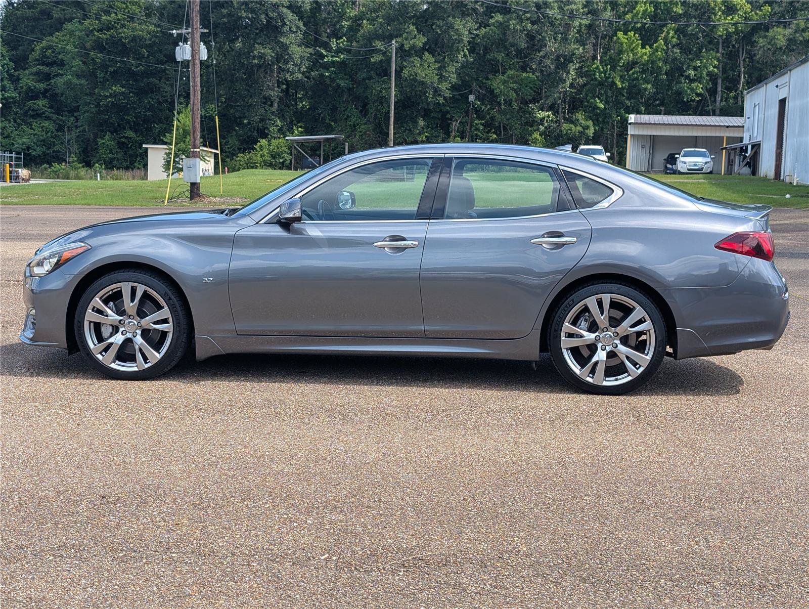 Used 2019 INFINITI Q70 Luxe w/ Sport Package RWD image 2