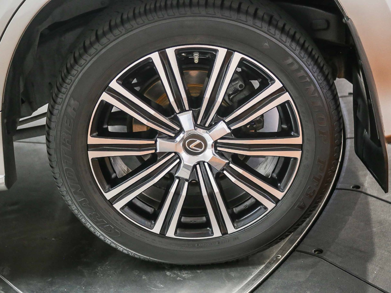 Used 2019 Lexus LX 570 4WD image 11