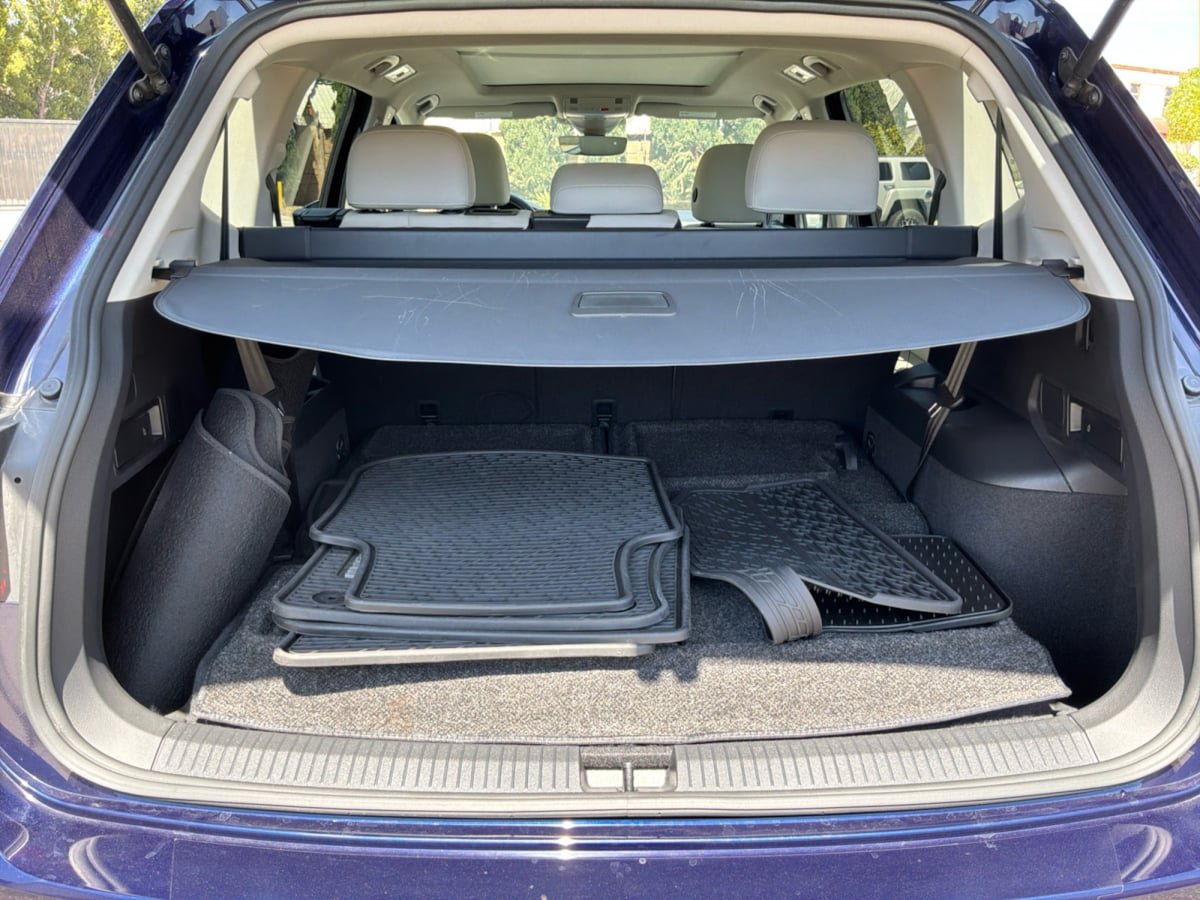 Used 2023 Volkswagen Tiguan SE w/ Panoramic Sunroof Package FWD image 23