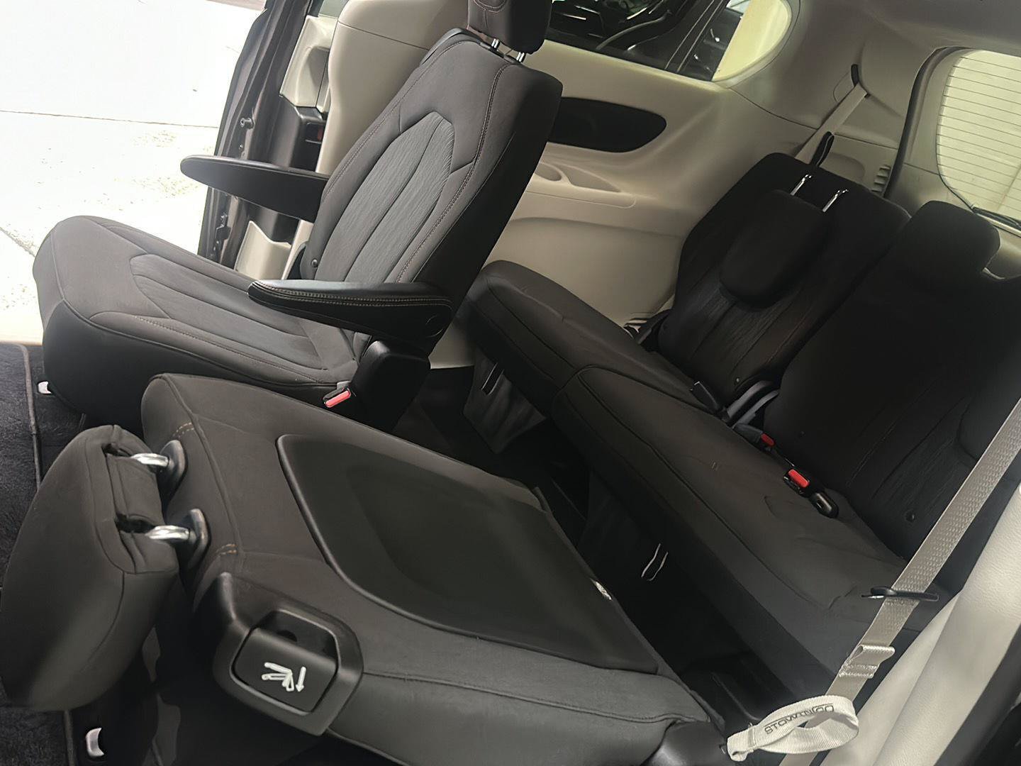 Used 2019 Chrysler Pacifica Touring Plus w/ Advanced Safetytec Group FWD image 30