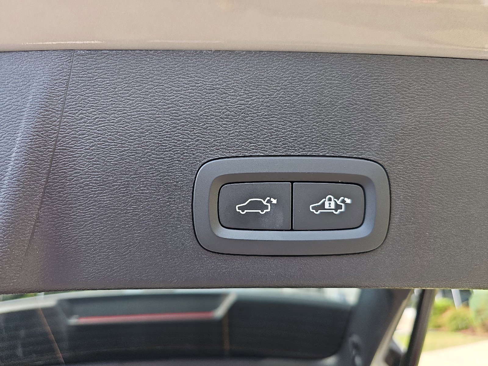 Used 2024 Volvo XC40 B5 Core image 6