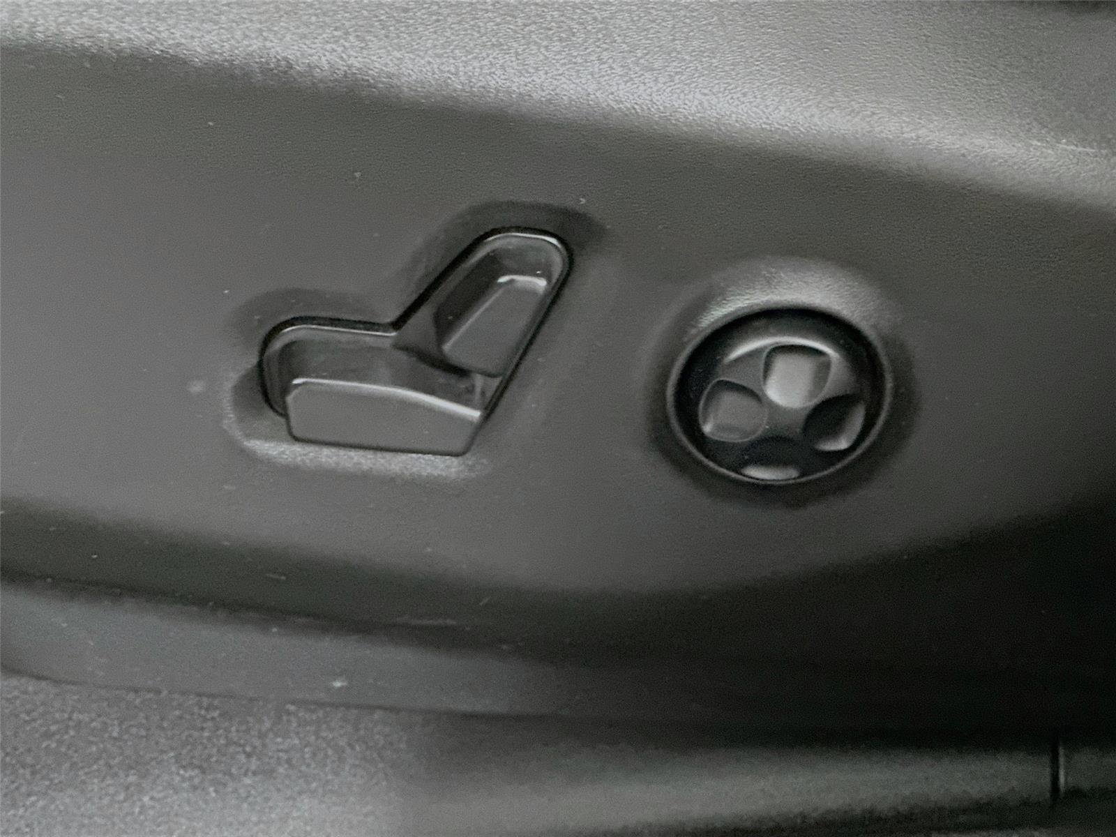 Used 2025 Chrysler Pacifica Select image 19