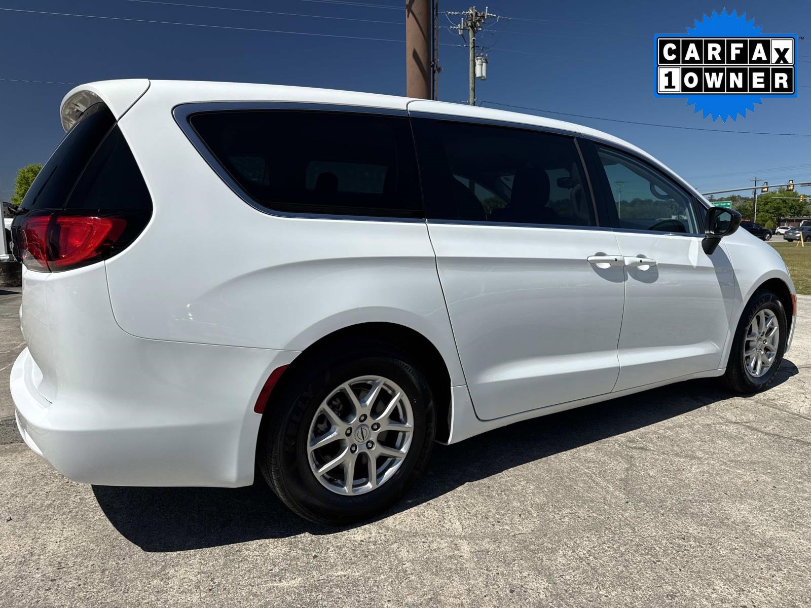 Used 2024 Chrysler Voyager LX image 4