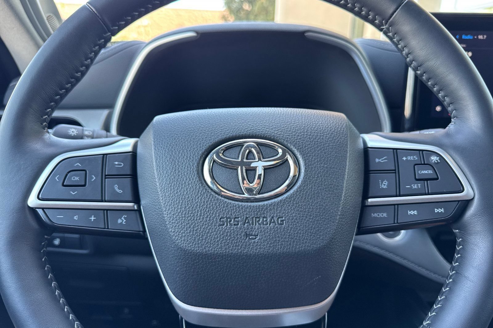 Used 2025 Toyota Highlander Limited AWD/4WD image 25