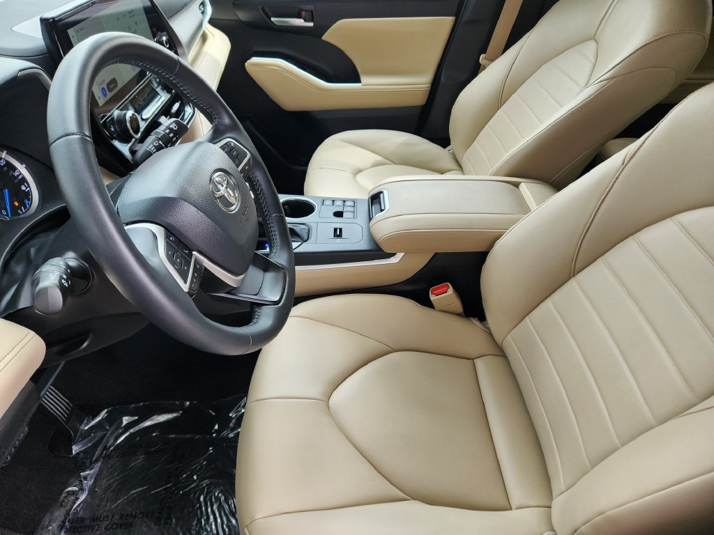 Used 2025 Toyota Highlander XLE AWD/4WD image 4